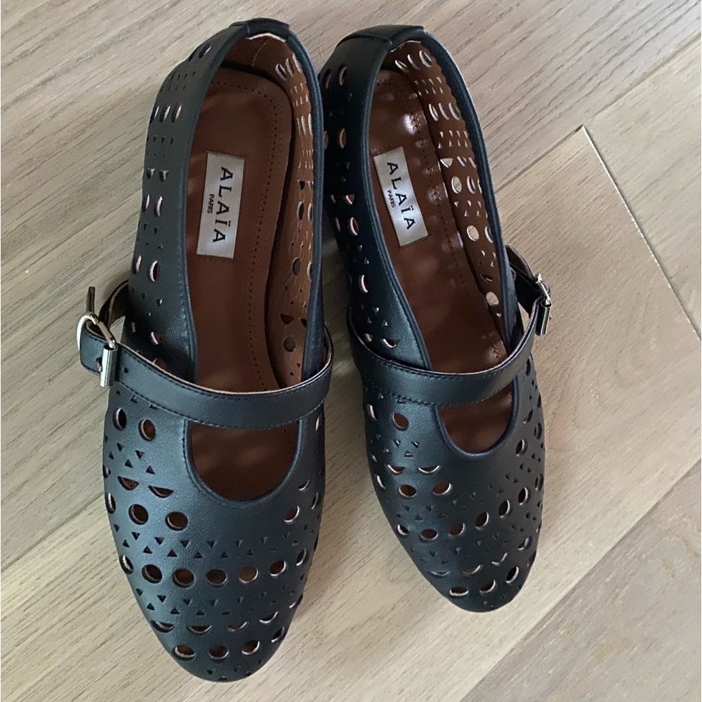 Alaia Vienne Leather Cutout Flats